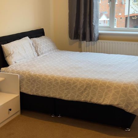 Lovely 2 Bedroom Family Holiday Home Thamesmead  Esterno foto