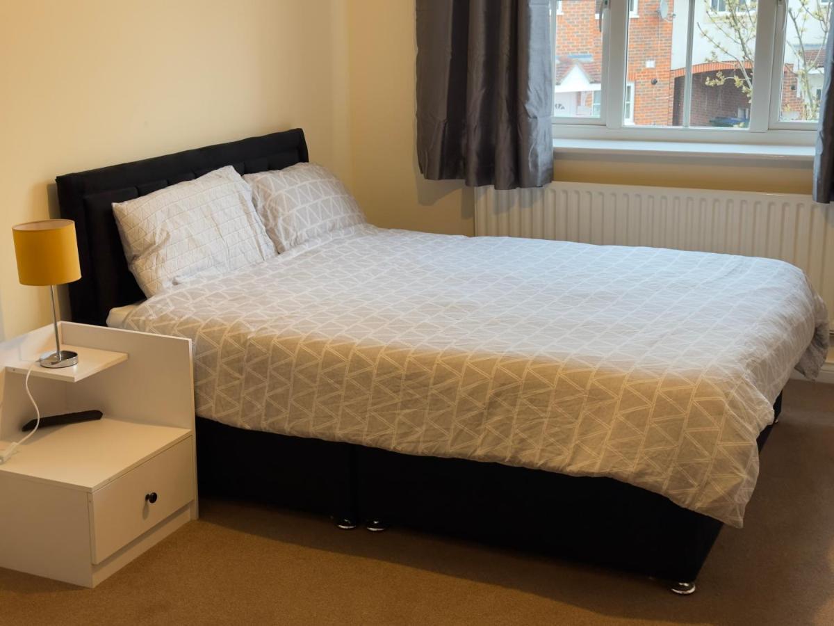 Lovely 2 Bedroom Family Holiday Home Thamesmead  Esterno foto