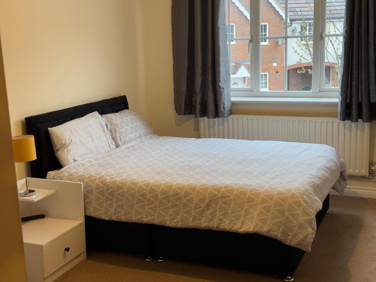 Lovely 2 Bedroom Family Holiday Home Thamesmead  Esterno foto