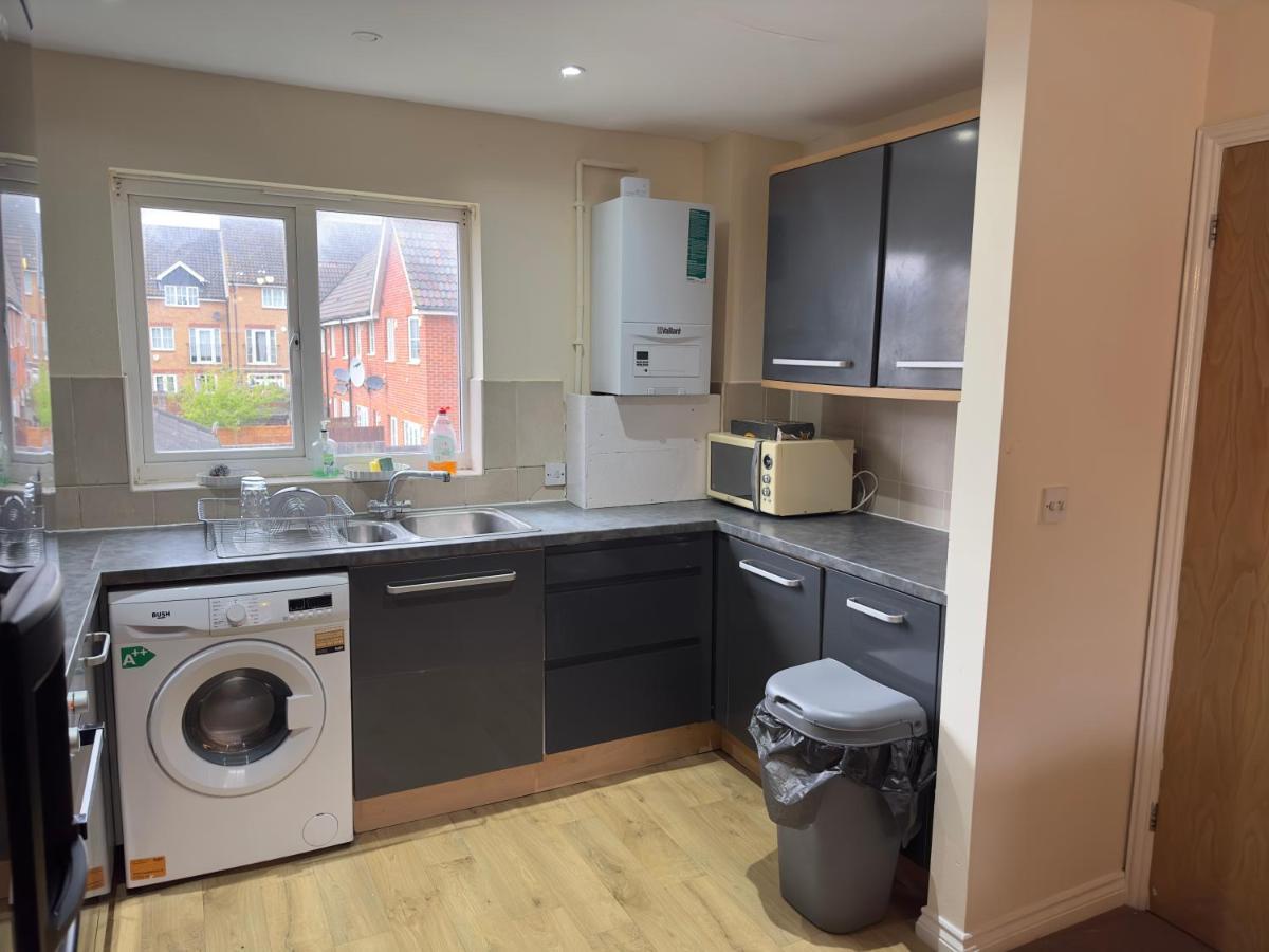 Lovely 2 Bedroom Family Holiday Home Thamesmead  Esterno foto