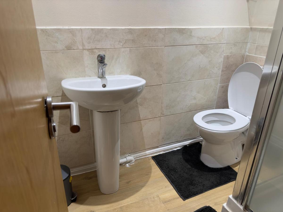 Lovely 2 Bedroom Family Holiday Home Thamesmead  Esterno foto