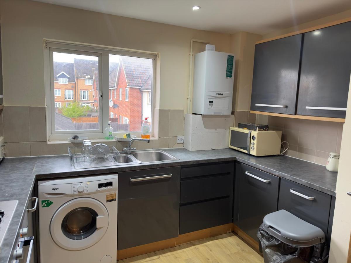 Lovely 2 Bedroom Family Holiday Home Thamesmead  Esterno foto
