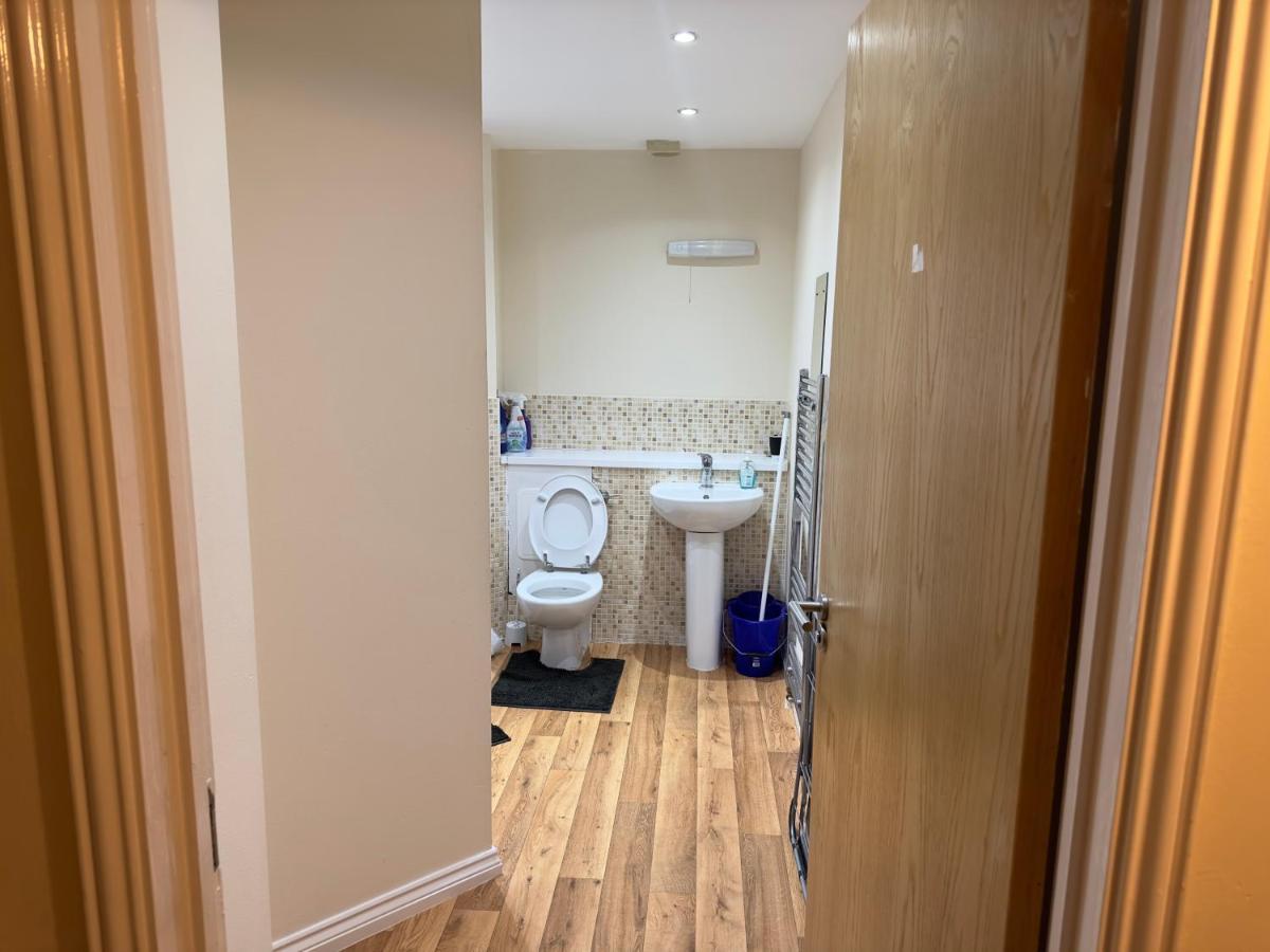 Lovely 2 Bedroom Family Holiday Home Thamesmead  Esterno foto