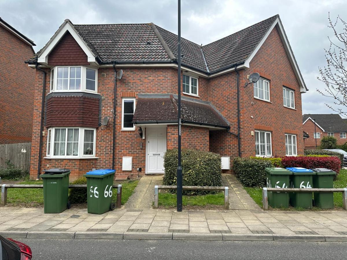 Lovely 2 Bedroom Family Holiday Home Thamesmead  Esterno foto