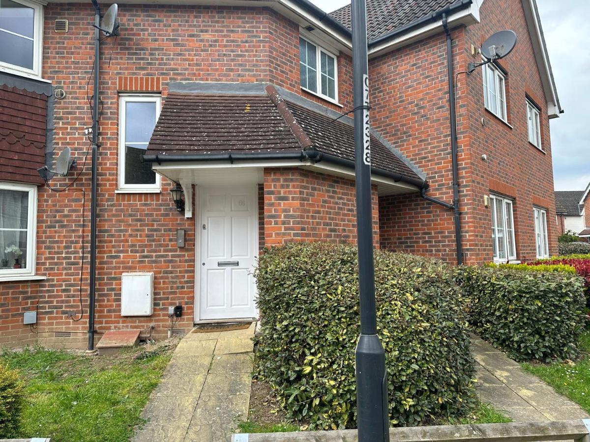 Lovely 2 Bedroom Family Holiday Home Thamesmead  Esterno foto
