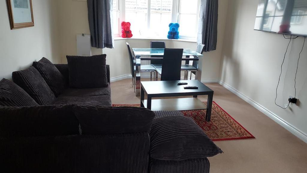 Lovely 2 Bedroom Family Holiday Home Thamesmead  Esterno foto